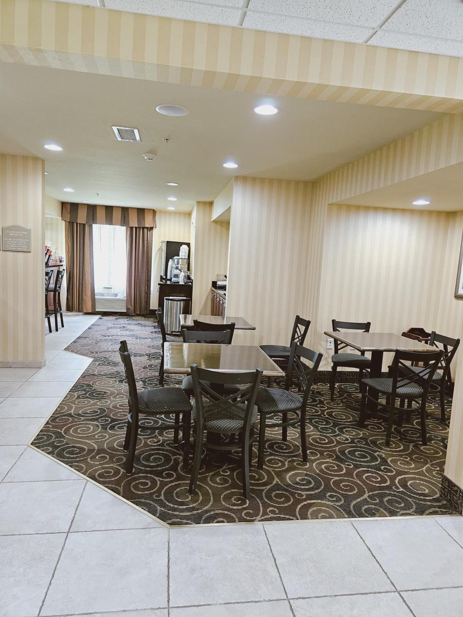 Cobblestone Inn & Suites - 블룸필드 외부 사진